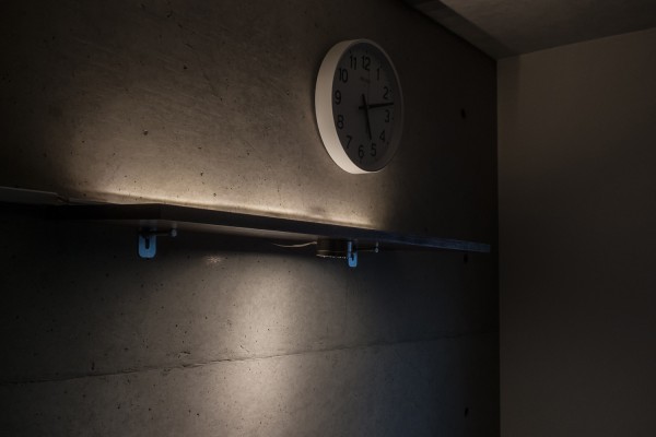 イケアの照明を使った飾り棚をコンクリートの壁に取り付ける方法